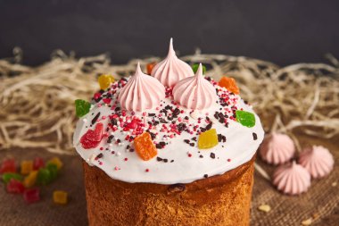 Kutlamak için tebrik Paskalya pastası, geleneksel Kulich, Paska hazır