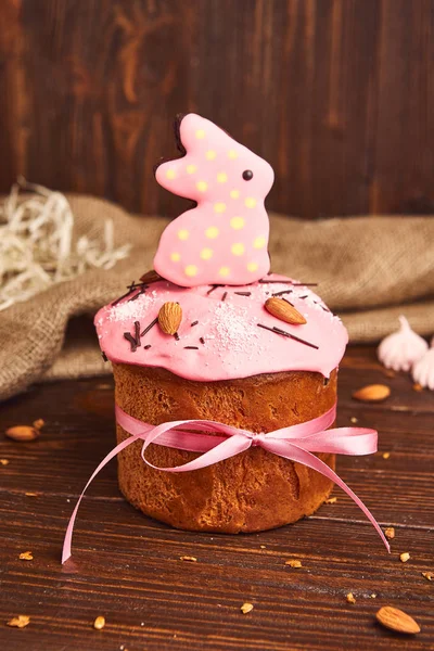 Glückwunsch-Osterkuchen, traditioneller Kulich, Paska zum Feiern bereit — Stockfoto