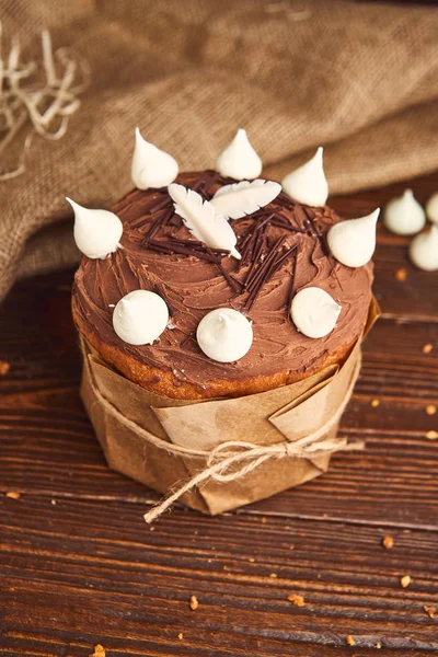 Glückwunsch-Osterkuchen, traditioneller Kulich, Paska zum Feiern bereit — Stockfoto