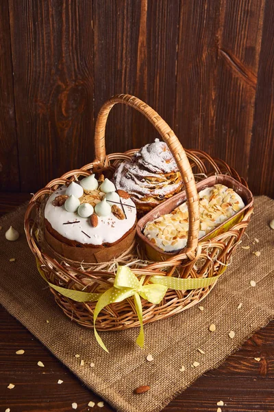 Glückwunsch-Osterkuchen im Korb, traditioneller Kulich, Paska zum Feiern bereit — Stockfoto
