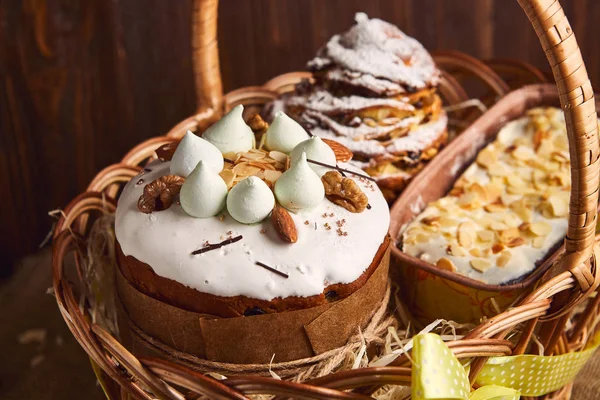 Glückwunsch-Osterkuchen im Korb, traditioneller Kulich, Paska zum Feiern bereit — Stockfoto