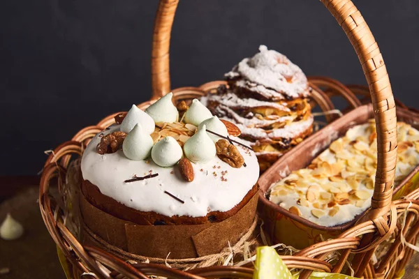 Glückwunsch-Osterkuchen im Korb, traditioneller Kulich, Paska zum Feiern bereit — Stockfoto