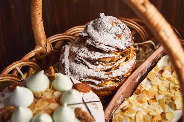 Glückwunsch-Osterkuchen im Korb, traditioneller Kulich, Paska zum Feiern bereit — Stockfoto