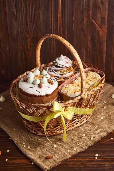 Glückwunsch-Osterkuchen im Korb, traditioneller Kulich, Paska zum Feiern bereit — Stockfoto