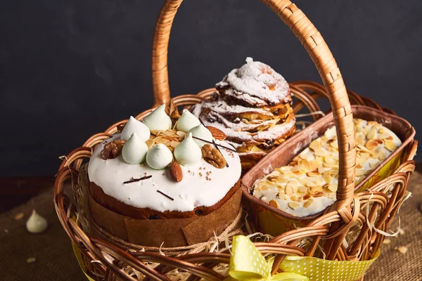 Glückwunsch-Osterkuchen im Korb, traditioneller Kulich, Paska zum Feiern bereit — Stockfoto