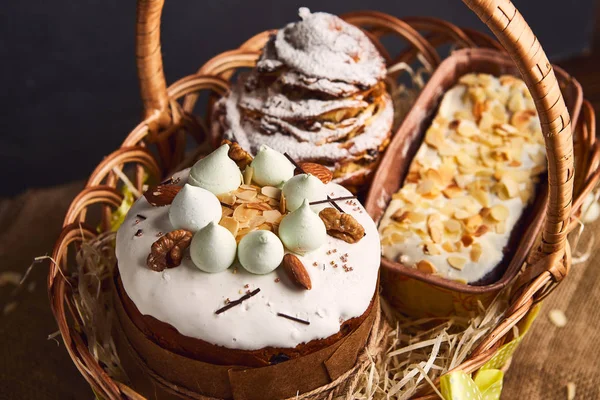 Glückwunsch-Osterkuchen im Korb, traditioneller Kulich, Paska zum Feiern bereit — Stockfoto