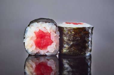 Menü için siyah arka plan üzerinde ton balığı ile Klasik rulo suşi. Japon yemekleri