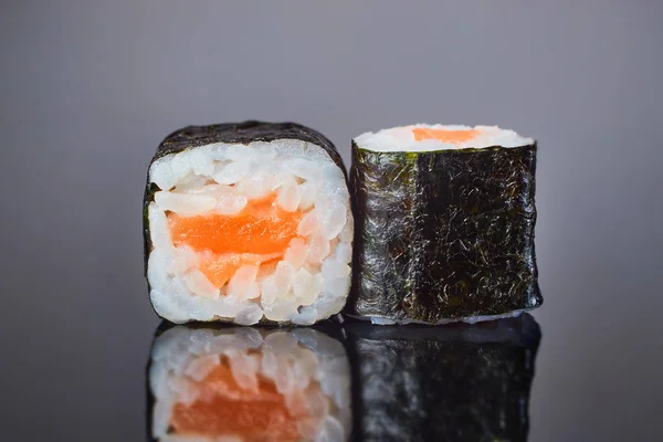 メニューのための黒い背景にサーモンと古典的なロール寿司。日本食 — ストック写真