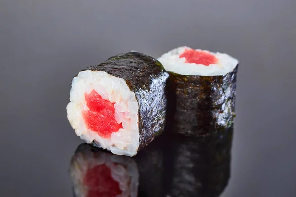 メニューのための黒い背景にマグロと古典的なロール寿司。日本食 — ストック写真