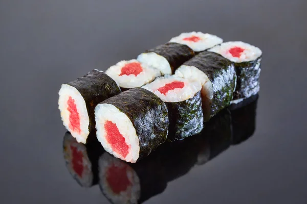 メニューのための黒い背景にマグロと古典的なロール寿司。日本食 — ストック写真