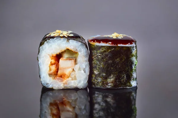 メニューのための黒い背景にスモークウナギと古典的なロール寿司。日本食 — ストック写真
