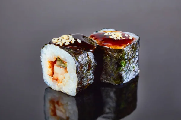 メニューのための黒い背景にスモークウナギと古典的なロール寿司。日本食 — ストック写真