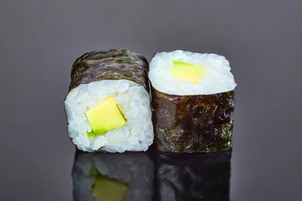 Sushi de rolo vegan clássico com abacate em fundo preto para menu. Comida japonesa — Fotografia de Stock