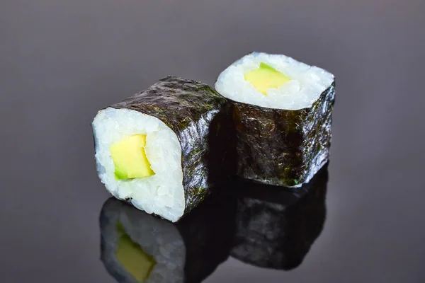 メニューのための黒の背景にアボカドと古典的なビーガンロール寿司。日本食 — ストック写真