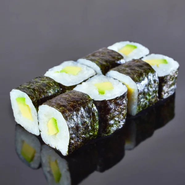 Classico sushi vegan roll con avocado su sfondo nero per menu. Cibo giapponese — Foto Stock