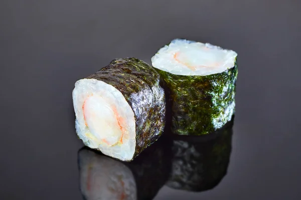 Sushi de rolo clássico com paus de caranguejo em fundo preto para menu. Comida japonesa — Fotografia de Stock