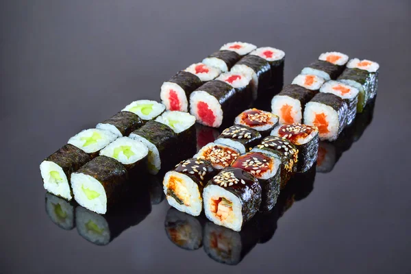メニューのための黒い背景においしい寿司ロールの様々な種類。日本食 — ストック写真