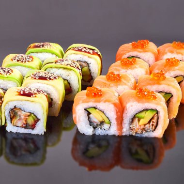 Menü için siyah arka plan lezzetli suşi rulo çeşitli. Japon yemekleri