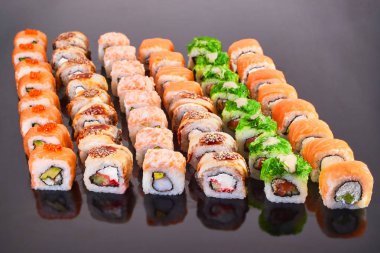 Menü için siyah arka plan lezzetli suşi rulo çeşitli. Japon yemekleri