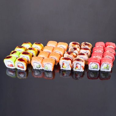 Menü için siyah arka plan lezzetli suşi rulo çeşitli. Japon yemekleri