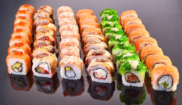 メニューのための黒い背景においしい寿司ロールの様々な種類。日本食 — ストック写真