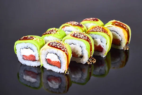 Filadelfia rotolo di sushi con salmone, avocado e crema di formaggio su sfondo nero per il menu. Cibo giapponese — Foto Stock