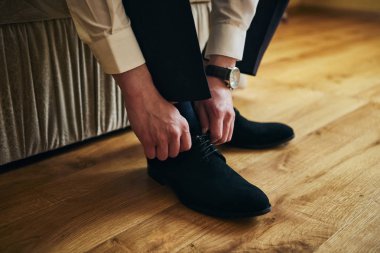 İş adamı ayakkabıları, işe hazırlanan bir adam, düğün töreninden önceki sabah damat. Erkekler Moda