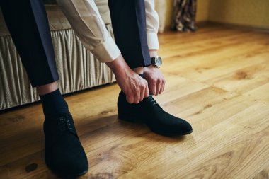İş adamı ayakkabıları, işe hazırlanan bir adam, düğün töreninden önceki sabah damat. Erkekler Moda
