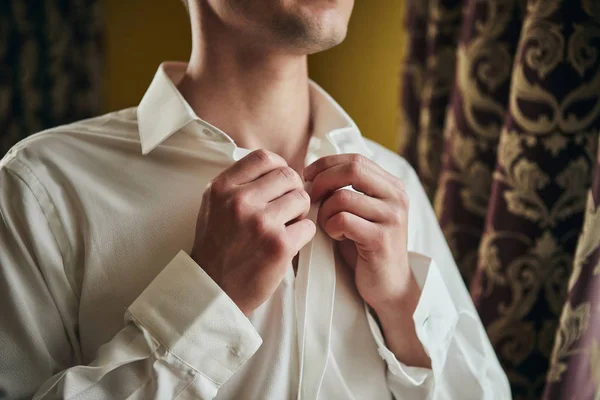 Uomo d'affari veste camicia bianca, mani maschili primo piano, sposo si prepara al mattino prima della cerimonia nuziale — Foto Stock