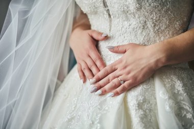 Gelinin sabah güzel bir elbise giydiği, kadının düğün töreninden önce hazırlandığı