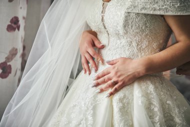 Gelinin sabah güzel bir elbise giydiği, kadının düğün töreninden önce hazırlandığı