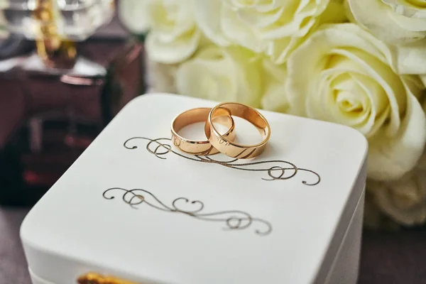 Accesorios de novia como zapatos, ramo, anillo y perfume se encuentran en una mesa — Foto de Stock