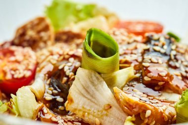 Lezzetli salata, füme yılan balığı, avokado ve domates. Sağlıklı gıda konsepti