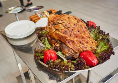 Kızarmış hindi, marul ve tatlı biberli. Şükran Günü.