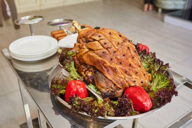 Kızarmış hindi, marul ve tatlı biberli. Şükran Günü.