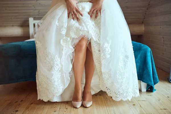 Mañana de la novia cuando ella lleva un hermoso vestido, mujer preparándose antes de la ceremonia de la boda — Foto de Stock