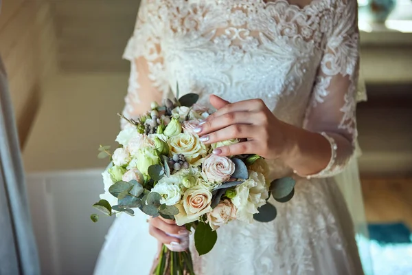 Kytice v rukou nevěsty, žena se připravuje před svatebním obřadem — Stock fotografie