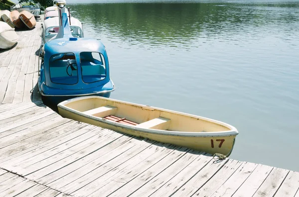 Houten Pier Met Boot Water Achtergrond — Stockfoto