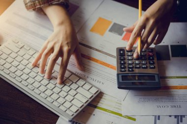 İşkadını eller için hesap makinesi ile çalışmaya kalem tutan işletmeler kar ciro hesaplamak. İş Finansal analizi ve Strateji kavramı.