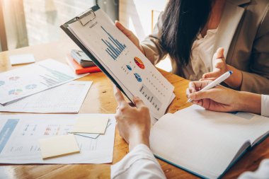 İş toplantı saati. Bir finansal plan Toplantı salonunun içinde mali belge grafik ile tartışıyor.