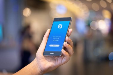 Chiang Mai, Tayland - Ekim 28,2018: dostum Huawei skype apps ile tutarak. Skype parçasıdır Microsoft, video, ses görüşmesi, sohbet mesajları ve daha fazla Skype kullanarak.