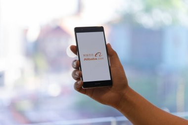 Chiang Mai, Tayland-Ekim 28,2018: Alibaba apps üstünde perde ile Huawei tutan adam. Alibabas dünyanın en büyük online ticaret şirketi. Onun üç ana site Taobao, Tmall ve Alibaba.