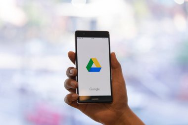 Chiang Mai, Tayland - Ekim 28,2018: dostum Huawei Dropbox ile ekran üzerinde tutarak. Dropbox resimler, belgeler ve videoları online için her yerden erişim sağlayan bir hizmettir.