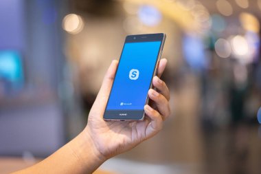Chiang Mai, Tayland - Ekim 28,2018: dostum Huawei skype apps ile tutarak. Skype parçasıdır Microsoft, video, ses görüşmesi, sohbet mesajları ve daha fazla Skype kullanarak.