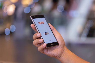 Chiang Mai, Tayland - Ekim 28,2018: alibaba apps üstünde perde ile Huawei tutan adam. Alibabas dünyanın en büyük online ticaret şirketi. Onun üç ana site Taobao, Tmall ve Alibaba.