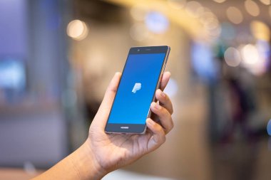 Chiang Mai, Tayland - Ekim 28,2018: dostum Paypal apps üstünde belgili tanımlık perde ile Huawei tutarak. PayPal bir online elektronik ödeme sistemidir.