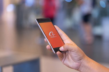 Chiang Mai, Tayland - Ekim 28,2018: alibaba apps üstünde perde ile Huawei tutan adam. Alibabas dünyanın en büyük online ticaret şirketi. Onun üç ana site Taobao, Tmall ve Alibaba.