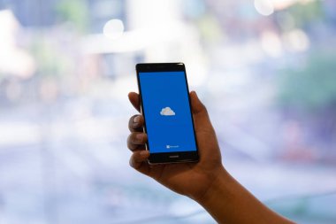 Chiang Mai, Tayland - Ekim 28,2018: dostum Huawei Onedrive ile ekran üzerinde tutarak. Microsoft Onedrive barındırma sağlar kullanıcılar dosyaları eşitleme hizmeti bir dosyadır.