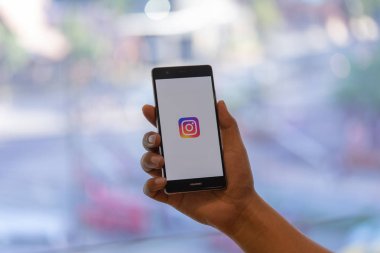 Chiang Mai, Tayland - Ekim 28,2018: dostum Huawei Instagram uygulama üstünde belgili tanımlık perde ile tutarak. Bir popüler online sosyal ağ hizmeti Instagram olduğunu.