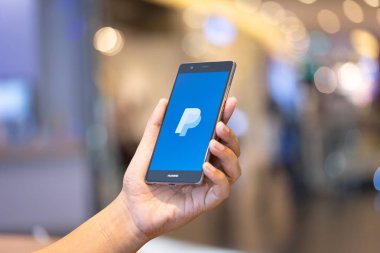 Chiang Mai, Tayland - Ekim 28,2018: dostum Paypal apps üstünde belgili tanımlık perde ile Huawei tutarak. PayPal bir online elektronik ödeme sistemidir.